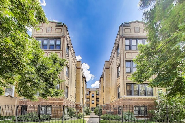 4333 N Troy St Unit 3E, Chicago, IL 60618 - view of property featuring a fenced front yard