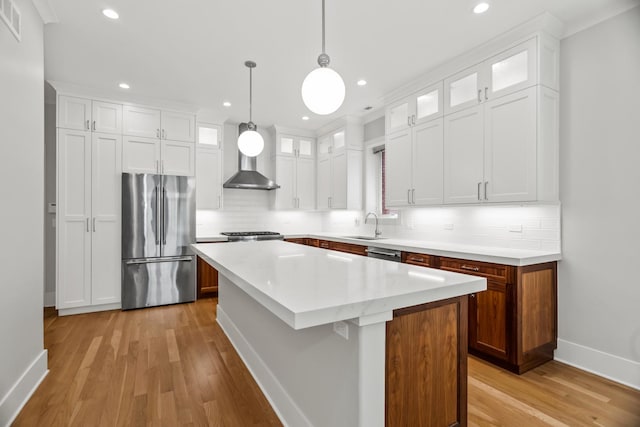 4133 N Kenmore Ave Unit 2S, Chicago, IL 60613 - kitchen with appliances with stainless steel finishes, decorative backsplash, light wood finished floors, a center island, and white cabinets