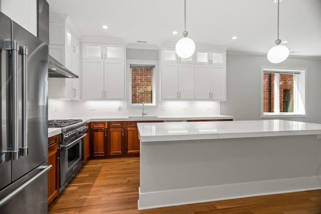 4133 N Kenmore Ave Unit 2S, Chicago, IL 60613 - kitchen featuring high end appliances, ornamental molding, tasteful backsplash, decorative light fixtures, and recessed lighting