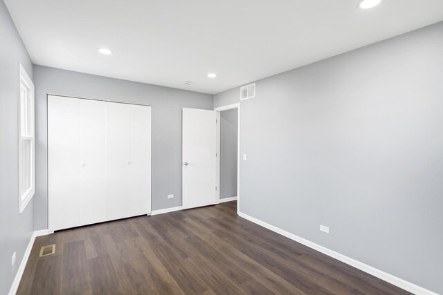 8 Cheswick Ct, Schaumburg, IL 60194 - unfurnished bedroom featuring dark wood finished floors, recessed lighting, and a closet