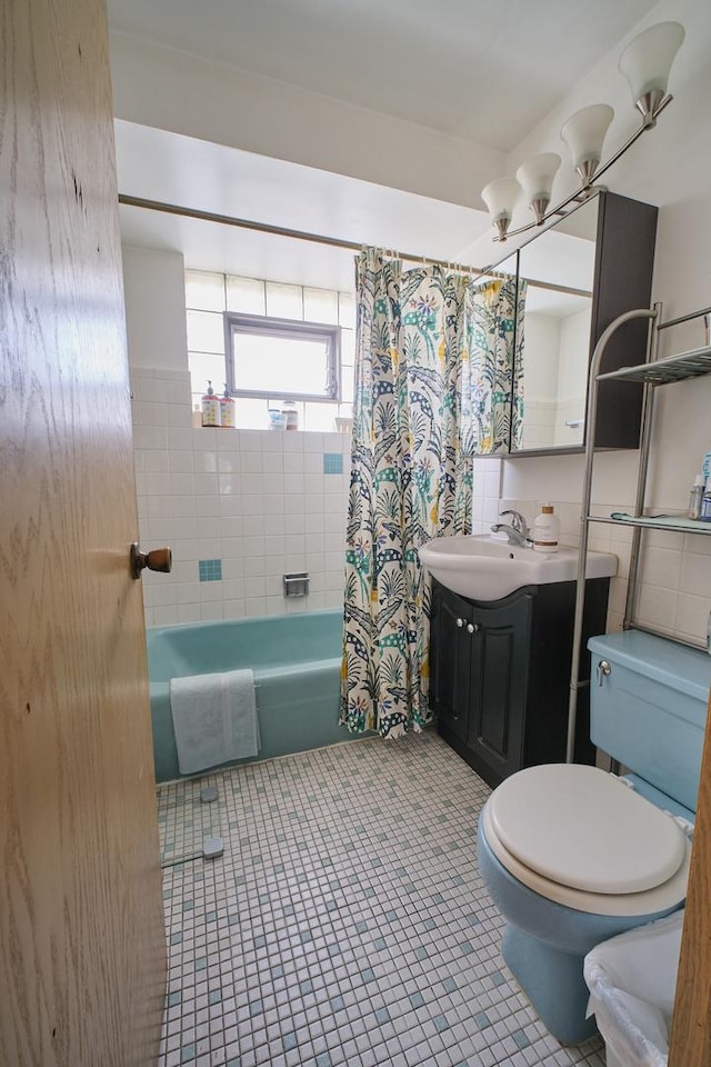 6101 N Elston Ave Unit 3E, Chicago, IL 60646 - full bathroom with shower / tub combo with curtain and vanity