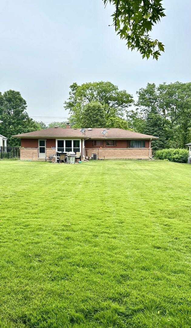 602 Old Elm Rd, Highland Park, IL 60035 - view of front facade featuring a front yard
