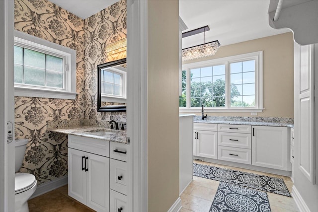 1325 Westley Ln, West Dundee, IL 60118 - full bath featuring vanity, plenty of natural light, wallpapered walls, a chandelier, and tile patterned flooring