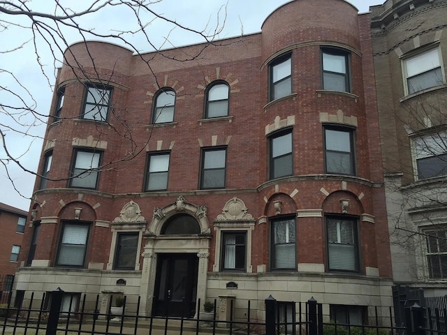 4623 N Beacon St Unit 3N, Chicago, IL 60640 - view of property with a fenced front yard