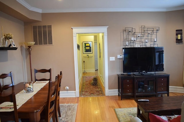 4623 N Beacon St Unit 3N, Chicago, IL 60640 - dining space featuring light wood-style flooring and crown molding