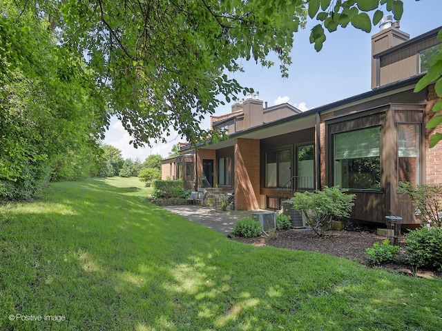 2S578 Patrick Henry Sq Unit 578, Oak Brook, IL 60523 - view of grassy yard with a patio area