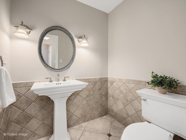 2S578 Patrick Henry Sq Unit 578, Oak Brook, IL 60523 - bathroom featuring toilet