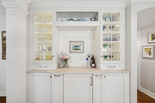 611 Oak Knoll Dr, Lake Forest, IL 60045 - bar area featuring dark wood-style floors and backsplash