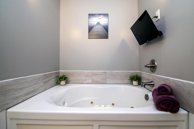 400 W Adams St, Danforth, IL 60930 - bathroom with a tub with jets