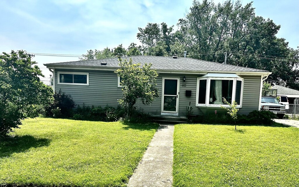 612 N Lincoln Ave, Villa Park, IL 60181 - view of front facade featuring a front lawn