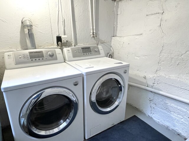 42 2nd St, Lasalle, IL 61301 - washroom with washer and dryer