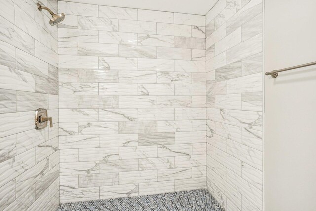 2922 W Polk St, Chicago, IL 60612 - bathroom featuring a tile shower