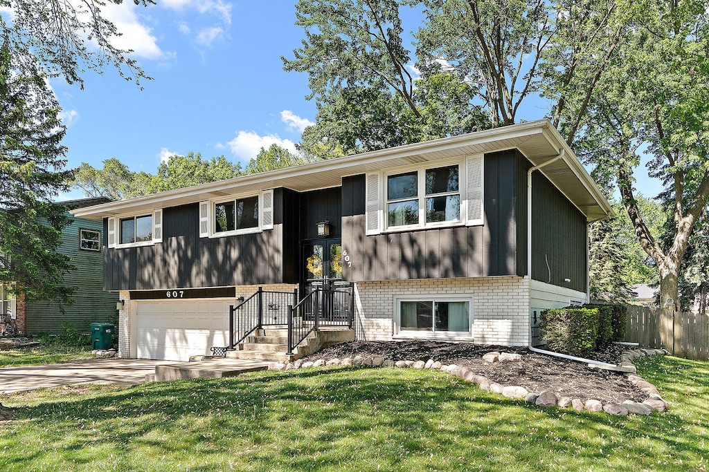 607 Shorewood Dr, Shorewood, IL 60404 - photo 1
