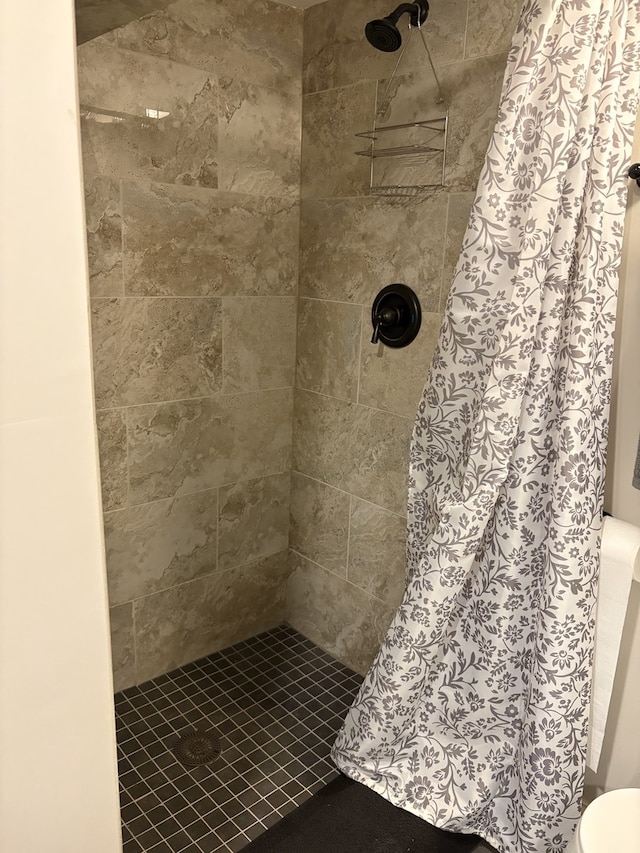 2119 S 20th Ave, Broadview, IL 60155 - full bathroom featuring a tile shower and toilet