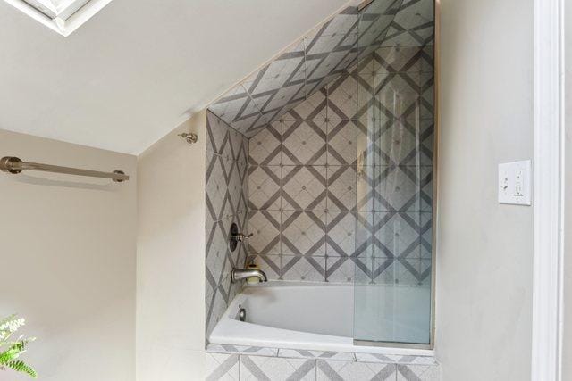 5639 W Cornelia Ave, Chicago, IL 60634 - bathroom with tiled shower / bath combo