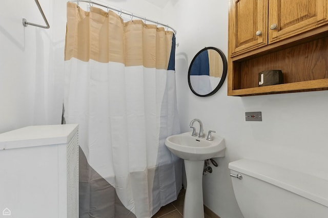 1235 E 53rd St Unit 3, Chicago, IL 60615 - bathroom with a shower with curtain and tile patterned flooring