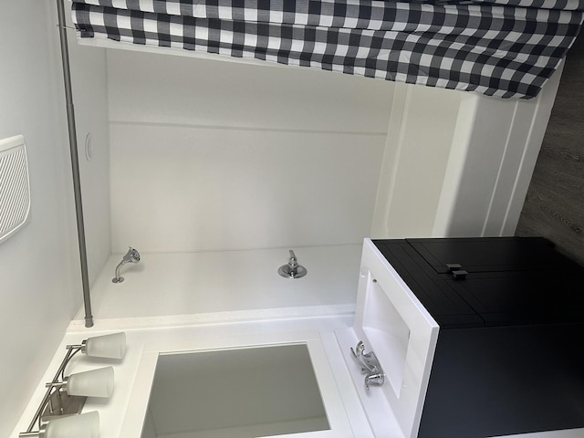 1453 S Oak Ave, Freeport, IL 61032 - full bath featuring bathtub / shower combination