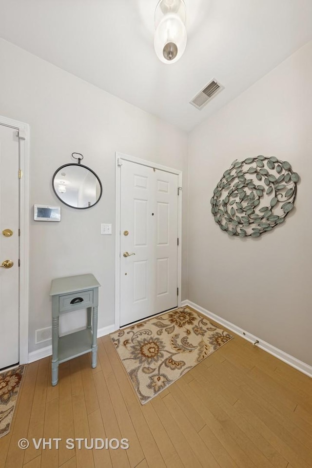 950 Genesee Dr, Naperville, IL 60563 - entryway with light wood-style flooring and baseboards