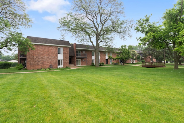view of green lawn
