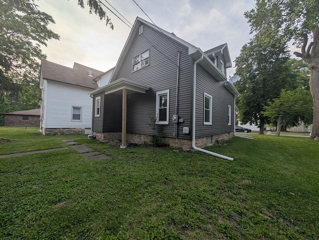 1350 E Chestnut St, Kankakee, IL 60901 - view of side of home featuring a lawn
