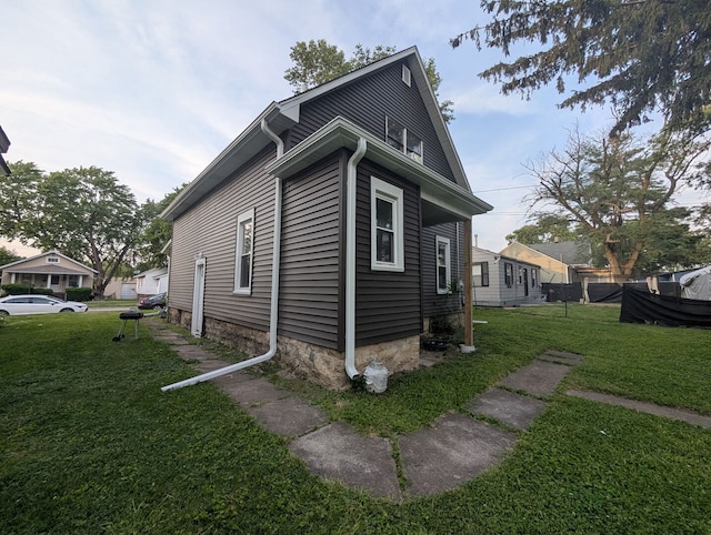 1350 E Chestnut St, Kankakee, IL 60901 - view of side of property with a yard