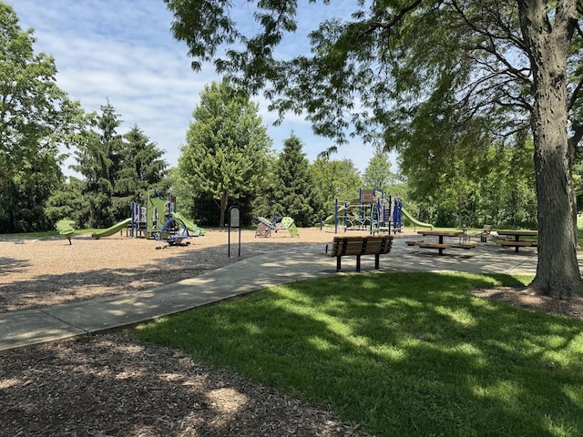 1554 Chickasaw Dr, Naperville, IL 60563 - view of community with a yard