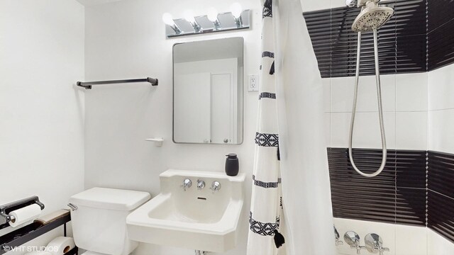 5050 S E End Ave Unit 9C, Chicago, IL 60615 - full bath with toilet and a shower with curtain