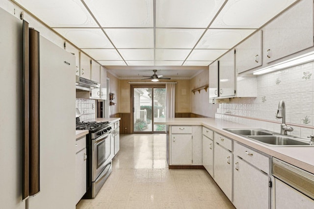12 N Waterford Dr Unit 0, Schaumburg, IL 60194 - kitchen with stainless steel gas stove, freestanding refrigerator, ceiling fan, light countertops, and a peninsula