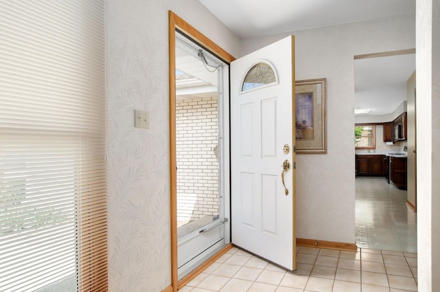 2811 N Harvard Ave, Arlington Heights, IL 60004 - entryway featuring light tile patterned floors and baseboards