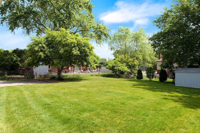 2811 N Harvard Ave, Arlington Heights, IL 60004 - view of yard with a storage shed