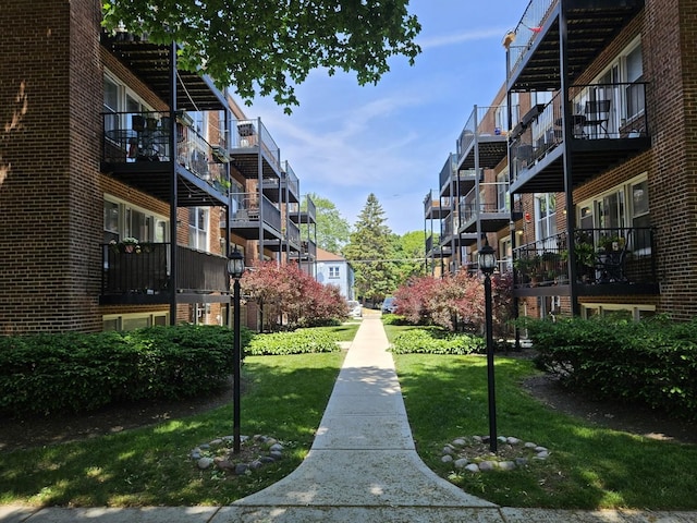 2624 W Catalpa Ave Unit 14, Chicago, IL 60625 - view of property's community with a yard