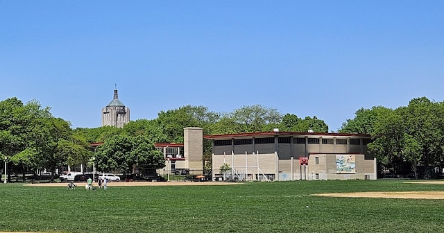 2624 W Catalpa Ave Unit 14, Chicago, IL 60625 - surrounding community featuring a yard