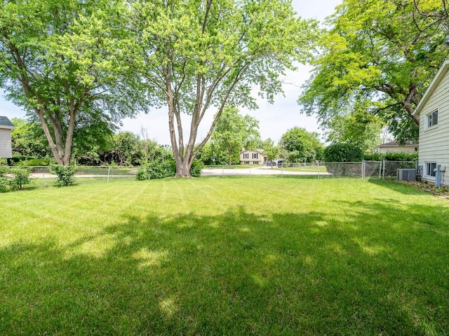 2134 S Hull Dr, Wheaton, IL 60189 - view of yard