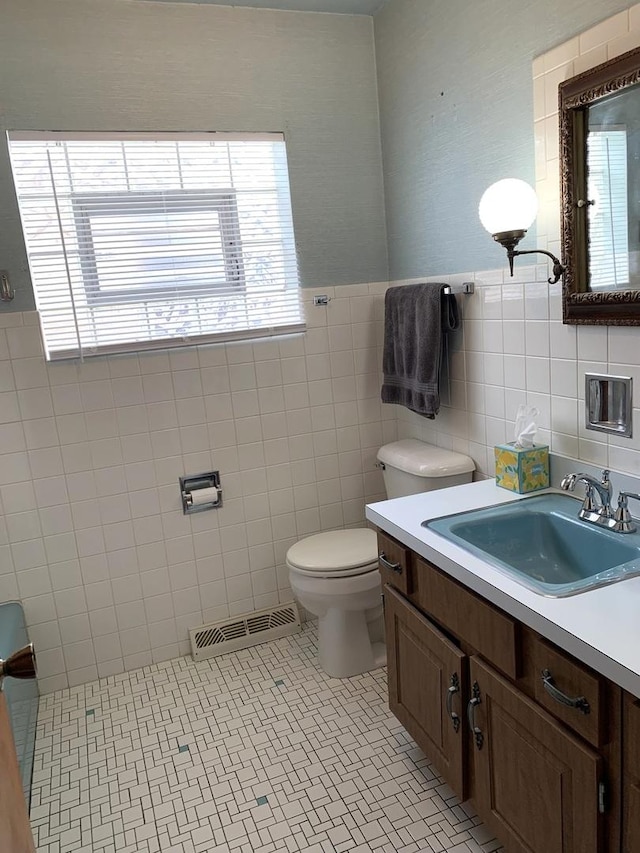 7609 W Gunnison St, Harwood Heights, IL 60706 - bathroom with vanity and tile walls