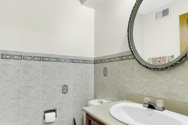 1330 S Mallard Ln, Mount Prospect, IL 60056 - half bath with tile walls and vanity