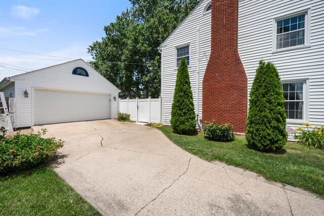 1050 N 8th St, Rochelle, IL 61068 - view of detached garage