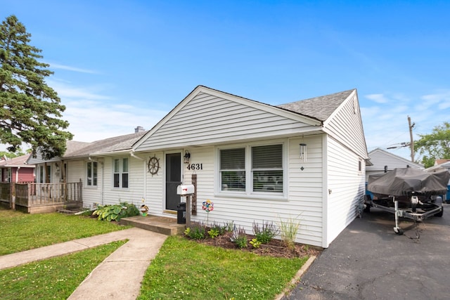 4631W W 88th St, Hometown, IL 60456 - view of front facade featuring a front yard and a shingled roof