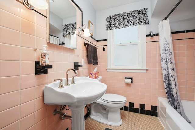 3010 Wisconsin Ave, Berwyn, IL 60402 - bathroom featuring tile walls, shower / bath combo with shower curtain, and tile patterned floors
