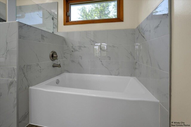 590 Woodcrest Ct, Carol Stream, IL 60188 - bathroom featuring a tub