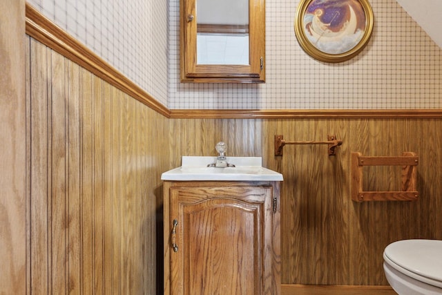 715 N 4th St, Dekalb, IL 60115 - half bath with wallpapered walls and vanity