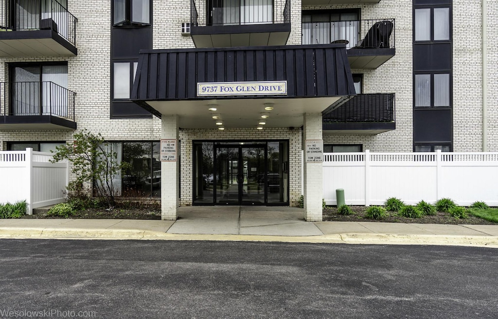 9737 N Fox Glen Dr Unit 4A, Niles, IL 60714 - photo 1