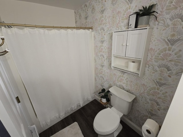 1530 Laurel Oaks Dr, Streamwood, IL 60107 - full bath with wallpapered walls and wood finished floors
