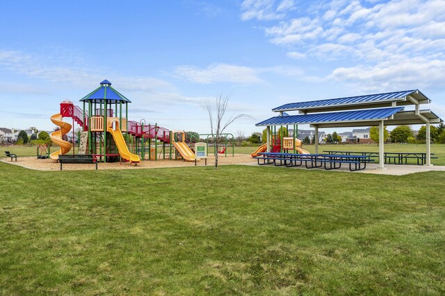 638 Legend Ln, Mchenry, IL 60050 - community play area with a lawn