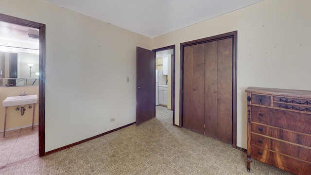 198 S Circle Ave, Bloomingdale, IL 60108 - bedroom with a closet, ensuite bath, and carpet