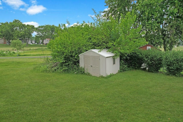 198 S Circle Ave, Bloomingdale, IL 60108 - view of green lawn featuring a shed