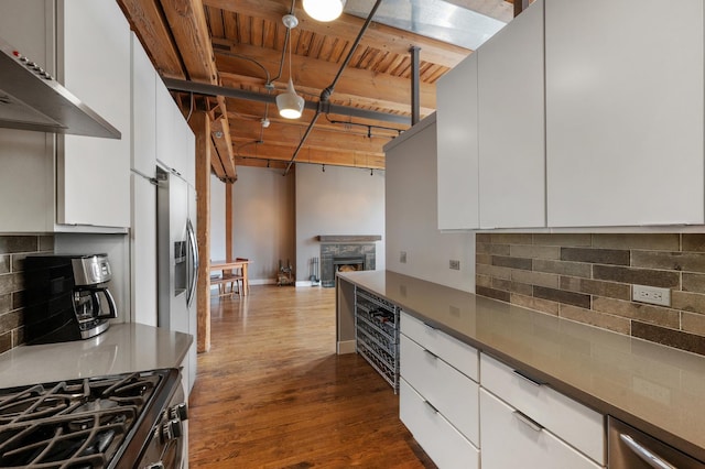 400 S Green St Unit 406, Chicago, IL 60607 - kitchen with dark wood finished floors, a wooden ceiling with exposed beams, wall chimney range hood, tasteful backsplash, and modern cabinets