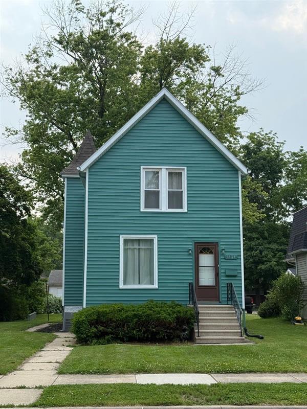 view of front of home featuring a front yard