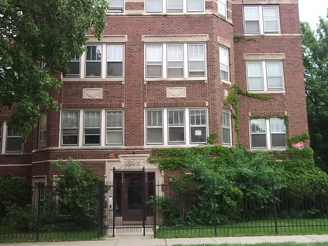 7759 S Kingston Ave Unit 1S, Chicago, IL 60649 - view of property with a fenced front yard