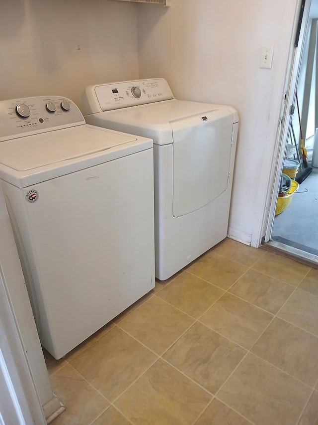 313 Manning Dr, Dekalb, IL 60115 - laundry room featuring washer and dryer and light tile patterned floors