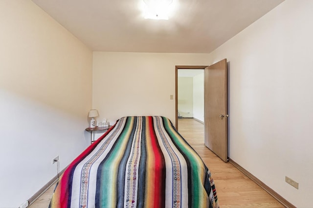 3619 Ridgeland Ave, Berwyn, IL 60402 - bedroom with light wood-style floors and baseboards